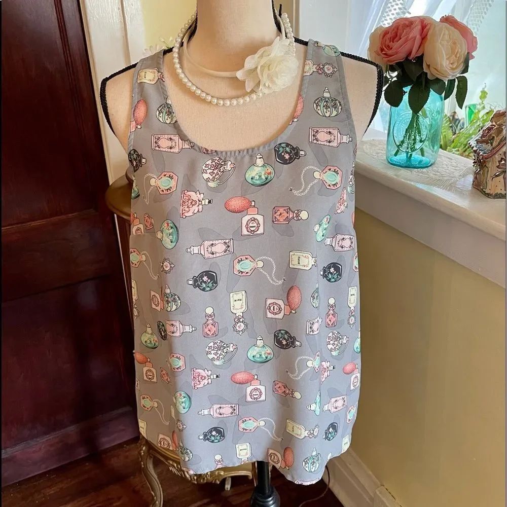 *ADORABLE* French Perfume Bottle Print Top Sz M